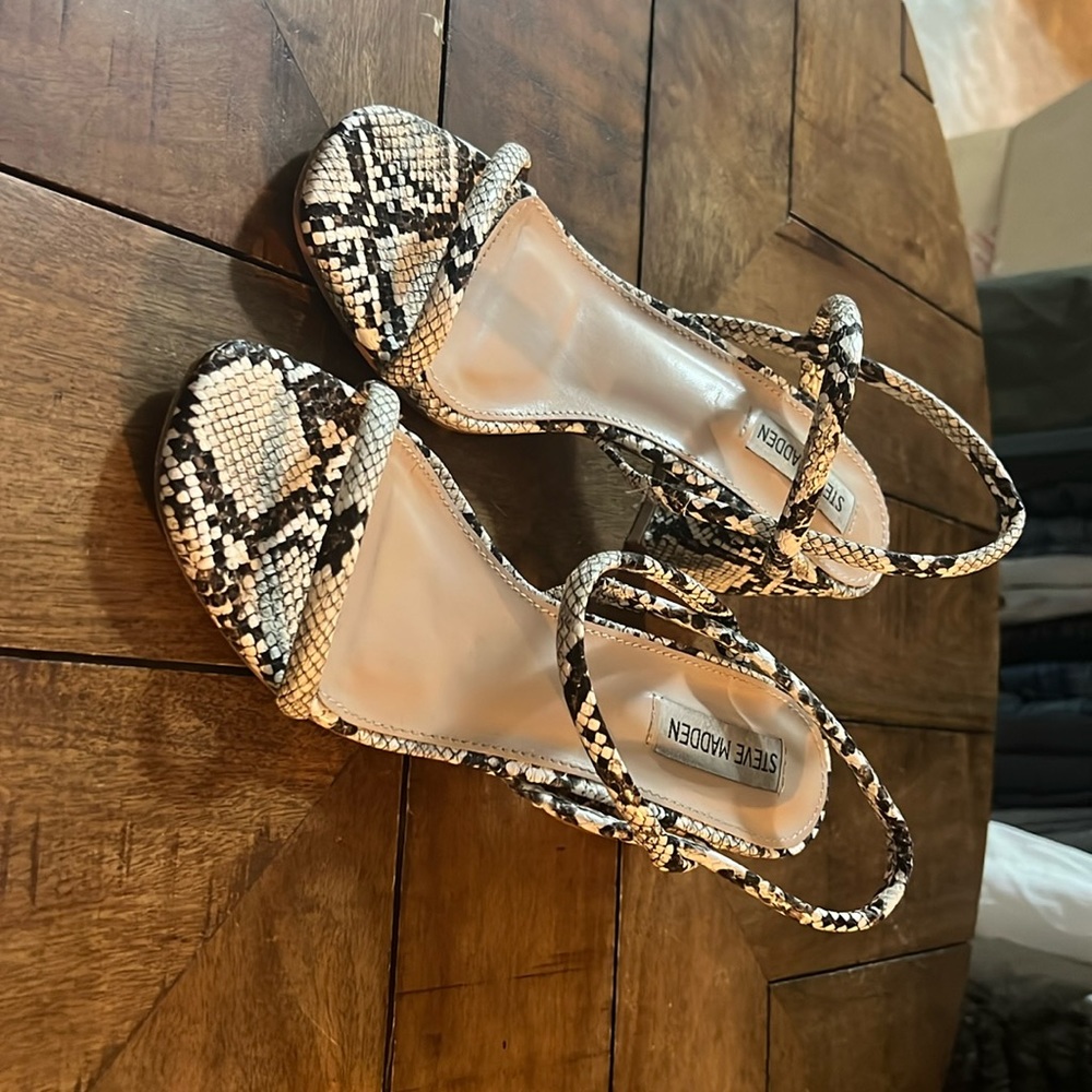 Steve Madden Snake Chunky Sandal Heel Comfortable Like New 38 7.5 like size